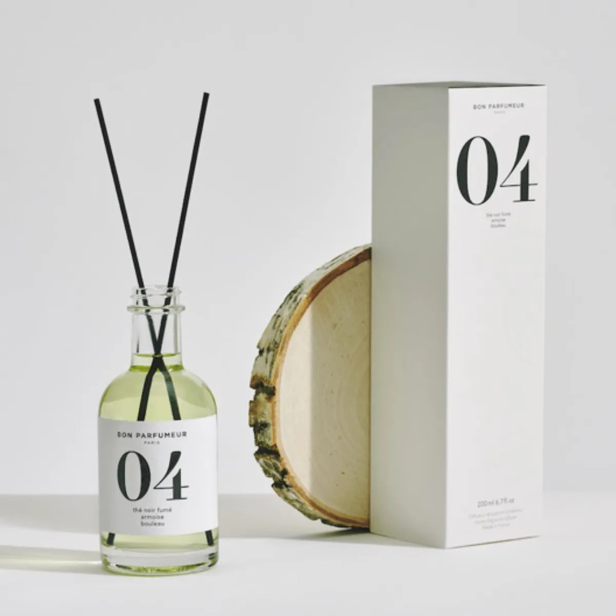 Bon Parfumeur - Diffusor 04 klare Flasche mit schwarzer Nummer und weißen Verpackung vor hellem Hintergrund