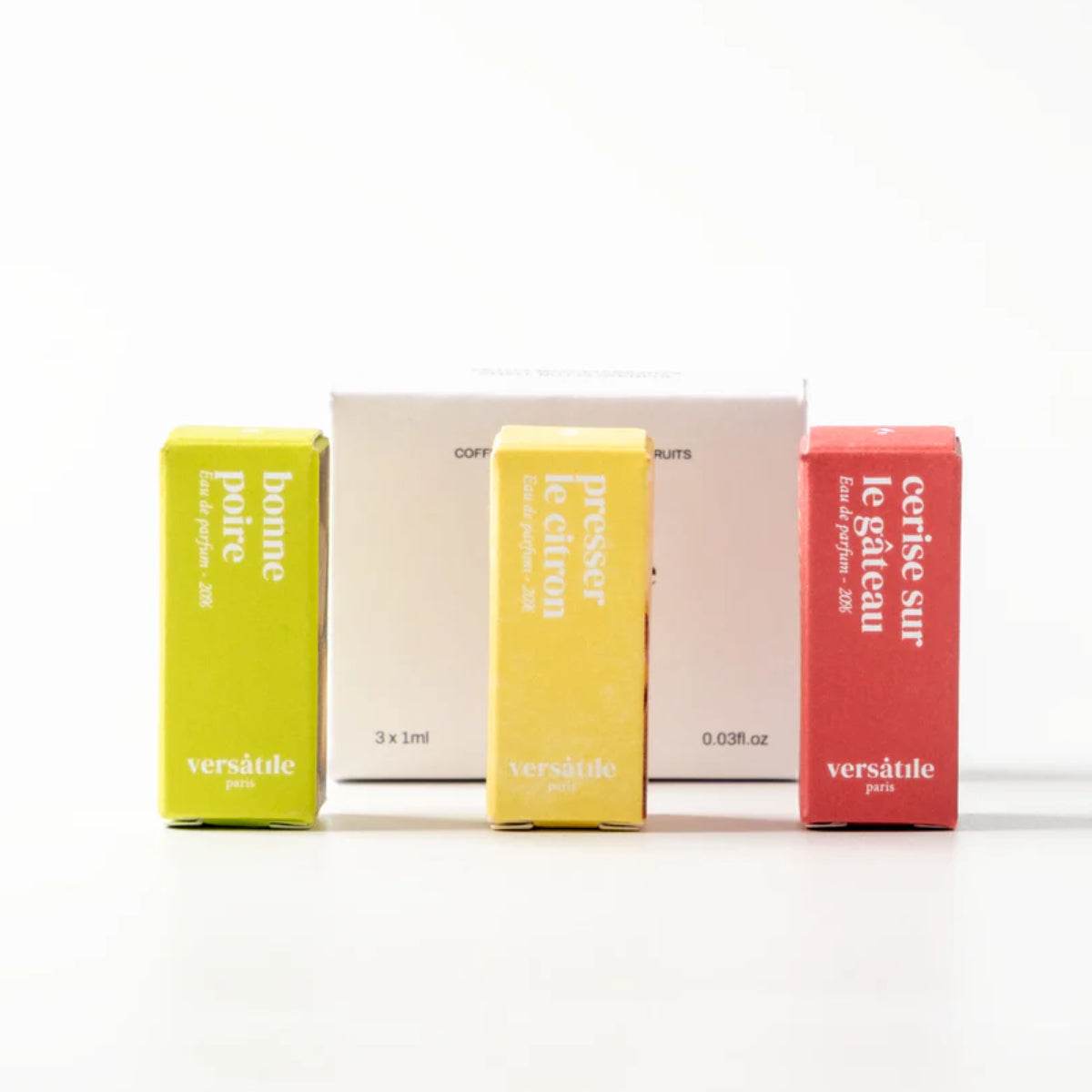 Versatile - Fruits - Discovery Set mit drei kleinen Parfümproben in bunten Verpackungen vor weißem Hintergrund