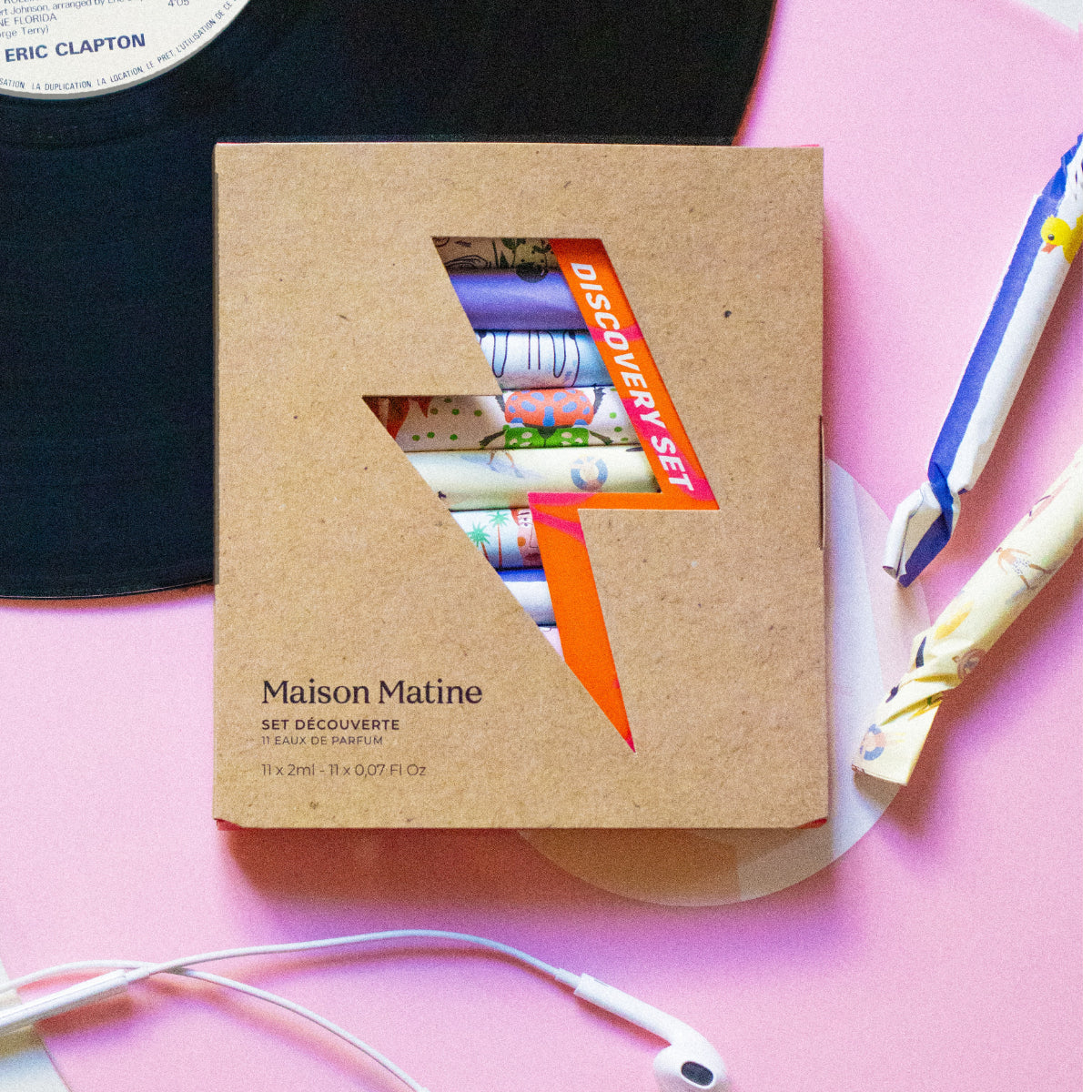 Maison Matine - Discovery Kit in natürlicher Kartonverpackung mit bunten Duftproben auf pastellfarbenem Hintergrund
