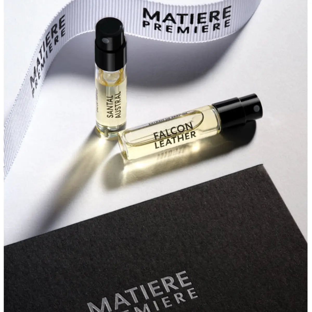 Matière Première - Discovery Set - Extrait mit zwei Duftproben Santal Austral und Falcon Leather auf weißem Hintergrund