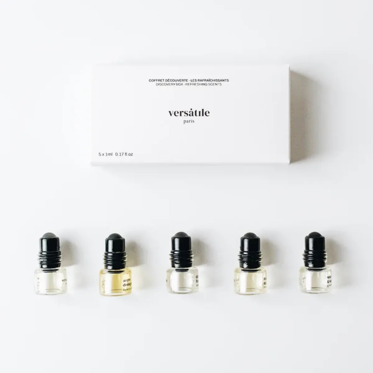 Versatile - Discovery Set - Refreshing Scents mit fünf 1ml Extrait de Parfum Roll-ons und schlichter Verpackung auf weißem Hintergrund