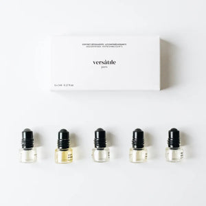 Versatile - Discovery Set - Refreshing Scents mit fünf 1ml Extrait de Parfum Roll-ons und schlichter Verpackung auf weißem Hintergrund