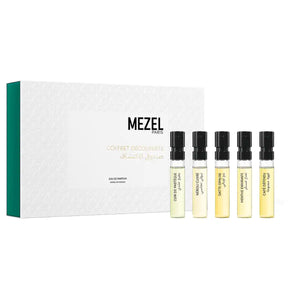 Mezel Paris - Discovery Set mit fünf verschiedenen Parfumproben vor schlichter weißer Verpackung und grünem Rand