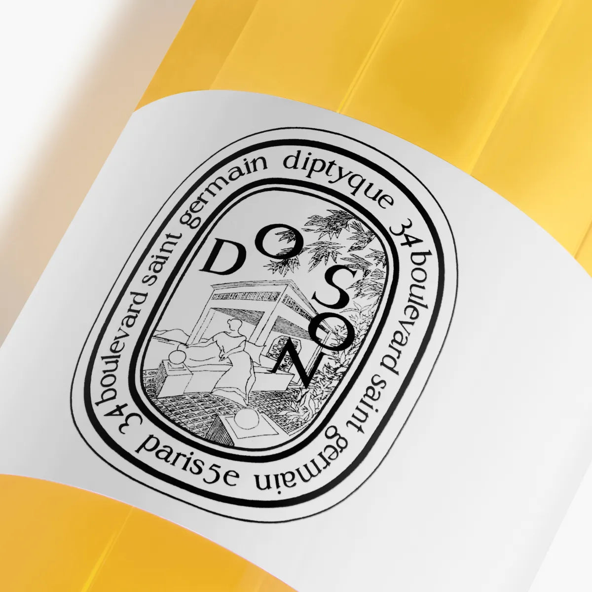 Diptyque - Do Son - Cleansing Body Oil mit detailreichem, schwarz-weißem Label auf goldgelber Flasche vor hellem Hintergrund