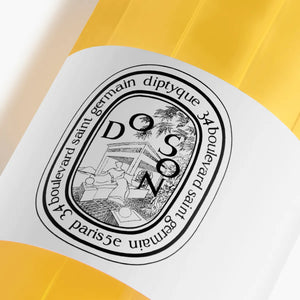 Diptyque - Do Son - Cleansing Body Oil mit detailreichem, schwarz-weißem Label auf goldgelber Flasche vor hellem Hintergrund