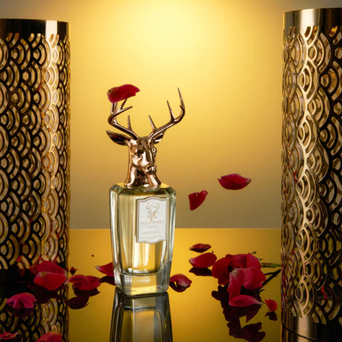 Pana Dora Sweden - Dorasima Parfumflakon mit goldenem Hirschkopf und roten Blüten vor goldenem Hintergrund