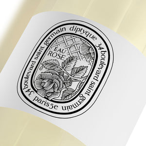 Diptyque - Eau Rose - Cleansing Hand & Body Gel mit elegantem schwarzen Logo auf cremigem Flaschendetail