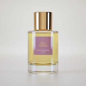 Parfum d'Empire - Eau Suave Flakon mit goldfarbenem Verschluss und violettem Etikett vor hellem Hintergrund