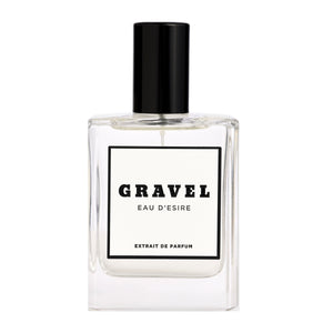 Gravel - Eau D'Esire Parfumflakon mit schwarzen Verschluss und klarer Glasflasche vor weißem Hintergrund