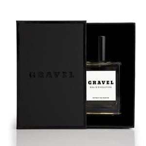 Gravel - Eau D'Evolution Extrait de Parfum Flakon in schwarzer Box mit minimalistischer Gestaltung auf weißem Hintergrund
