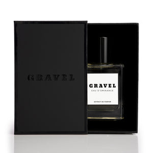 Gravel - Eau D'Ominance Extrait de Parfum Flakon in schwarzer Box mit reduziertem Design vor weißem Hintergrund
