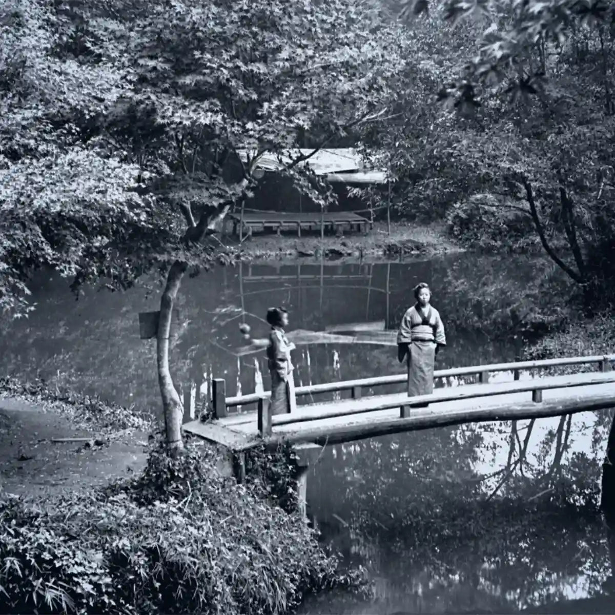 Cherigan - Edo Park historische Schwarz-Weiß-Aufnahme einer japanischen Gartenbrücke mit zwei in Kimonos gekleideten Frauen