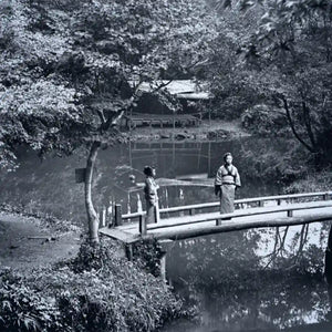 Cherigan - Edo Park historische Schwarz-Weiß-Aufnahme einer japanischen Gartenbrücke mit zwei in Kimonos gekleideten Frauen