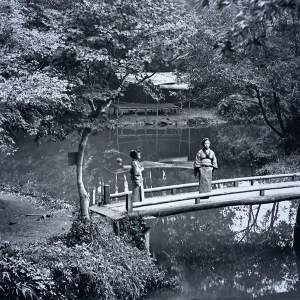 Cherigan - Edo Park historische Schwarz-Weiß-Aufnahme einer japanischen Gartenbrücke mit zwei in Kimonos gekleideten Frauen