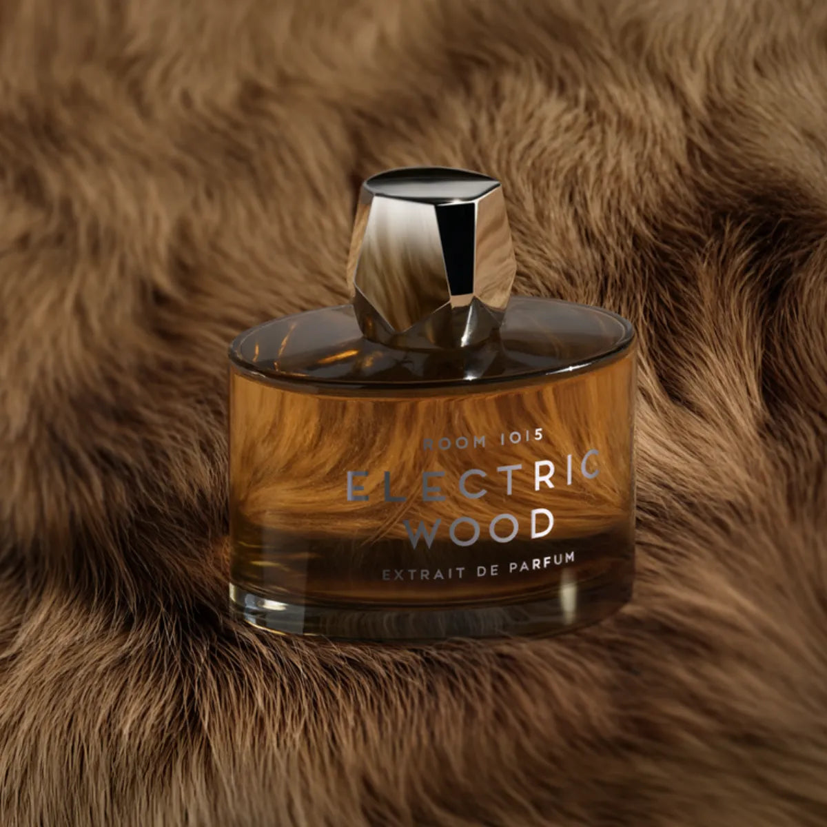 Room 1015 - Electric Wood - Extrait Parfumflakon mit kantigem Verschluss auf weichem, braunem Fellhintergrund