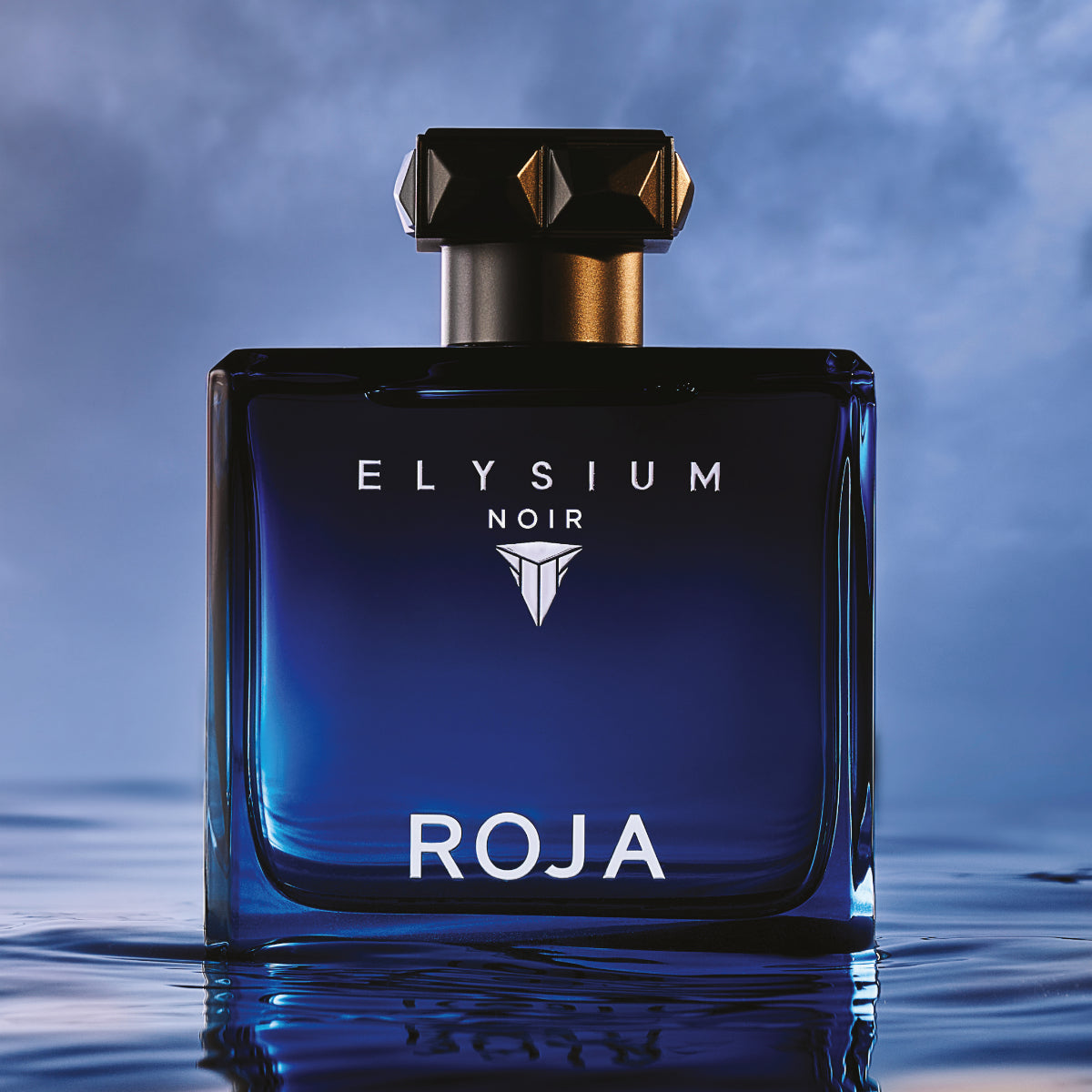 Roja Parfums - Elysium Noir Parfumflakon in tiefem Blau mit markantem schwarzem Verschluss vor mystischem Hintergrund