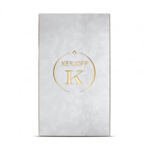 Xerjoff - K Blue Collection - Empiryan zeigt elegante Verpackung in samtigem Hellgrau mit goldenem K-Logo im Zentrum