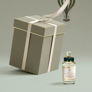 Penhaligon's - Trade Routes - Empressa Parfumflakon mit Schleife neben elegantem Geschenkbox und Heißluftballon im Hintergrund