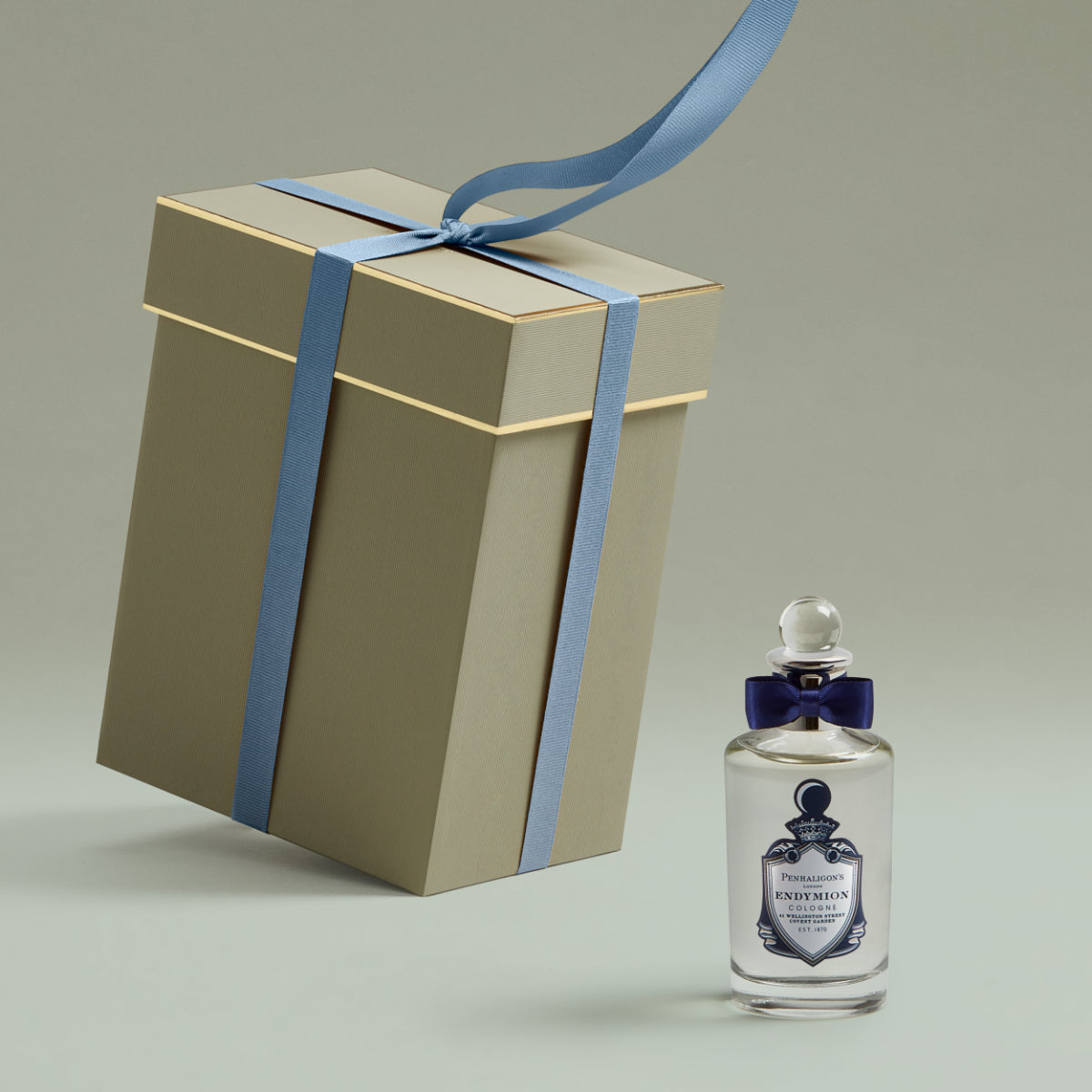 Penhaligon's - British Tales - Endymion Parfumflakon mit dunkelblauer Schleife neben elegant verpackter Geschenkbox
