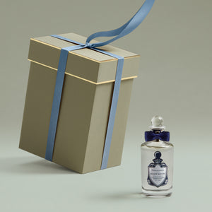 Penhaligon's - British Tales - Endymion Parfumflakon mit dunkelblauer Schleife neben elegant verpackter Geschenkbox