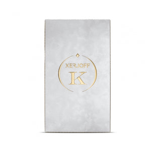 Xerjoff - K Blue Collection - Ether zeigt edle Verpackung mit goldenem K-Logo auf samtigem hellgrauem Hintergrund