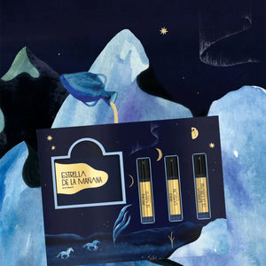 Une Nuit Nomade - Extraits de Voyage - Discovery Kit mit drei Duftproben vor nächtlicher Bergkulisse und Sternenhimmel