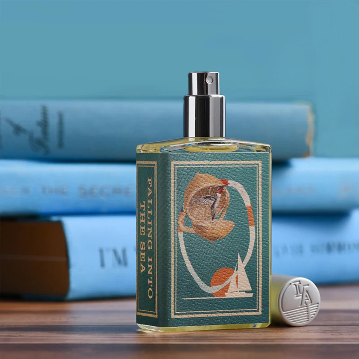 Imaginary Authors - Falling into the Sea Parfumflakon mit künstlerischem Vogel und Landschaft auf hölzernem Untergrund