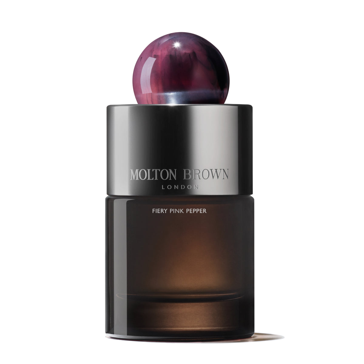 Molton Brown - Fiery Pink Pepper Parfumflakon mit rauchigem Glas und dunkelrotem, marmoriertem Rundverschluss vor weißem Hintergrund