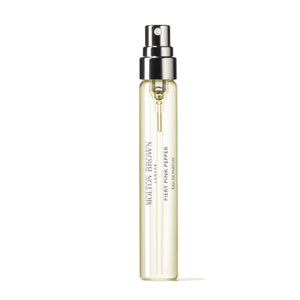 Molton Brown - Fiery Pink Pepper schmaler Parfumzerstäuber mit transparentem Glas und silbernem Sprühkopf vor weißem Hintergrund