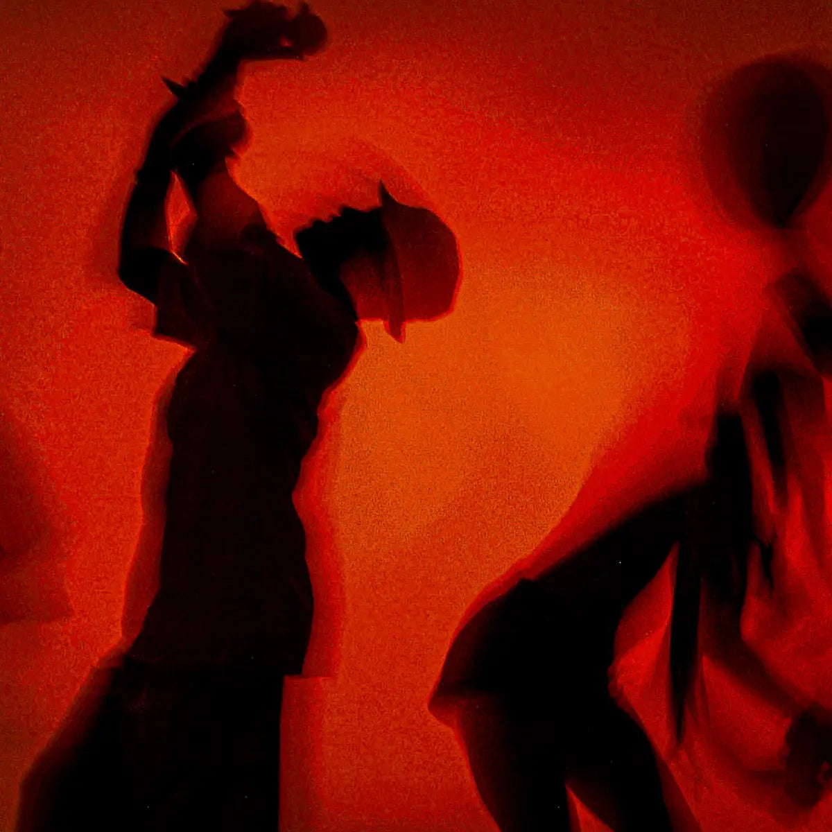 Cherigan - Fiesta Habana fängt die Atmosphäre tanzender Silhouetten vor intensiv rotem Hintergrund ein