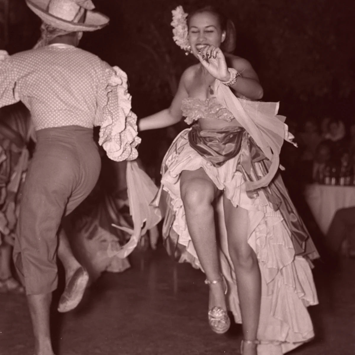 Cherigan - Fiesta Habana fängt beschwingte Tanzpaare in vintage Kleidung bei lebhafter Partynacht ein