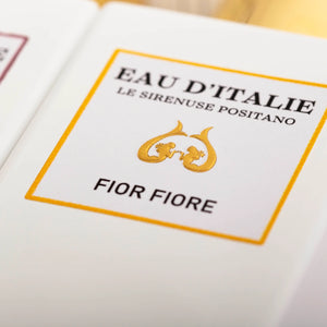 Eau d’Italie - Fior Fiore Flakon mit elegantem goldenen Motiv und schlichtem weißen Design, Nahaufnahme des Etiketts