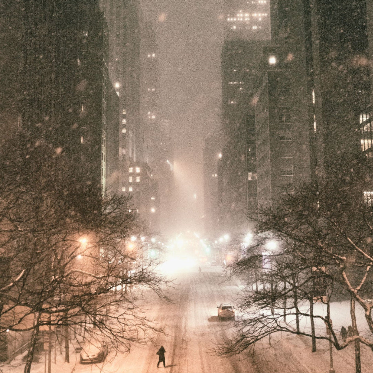 Olfactive Studio - Flash Back in New York winterliche Straßenszene mit Nebel und Lichtern in verschneiter Großstadt