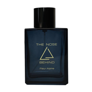 The Nose Behind - Fleur Alpine Parfumflakon in dunklem Glas mit klarer Typografie und schlichtem schwarzen Verschluss vor weißem Hintergrund