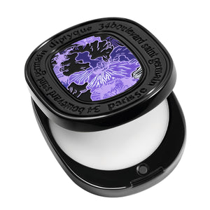 Diptyque - Fleur de Peau - Solid Perfume in schwarzer Dose mit lilafarbenem Blumenmotiv und cremigem Inhalt
