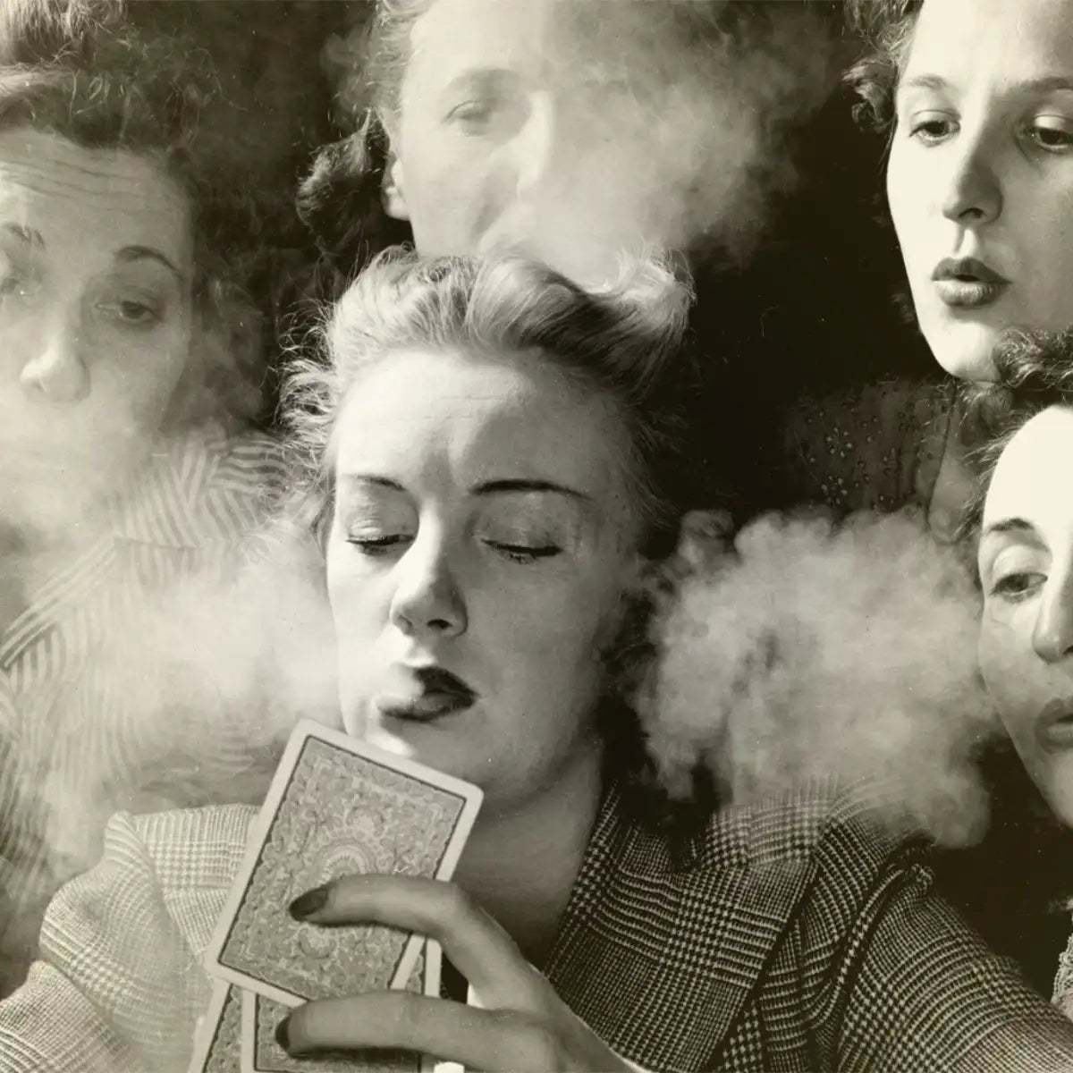 Cherigan - Fleurs de Tabac zeigt eine Gruppe Frauen aus den 1930er Jahren mit rauchiger, geheimnisvoller Stimmung beim Kartenspiel