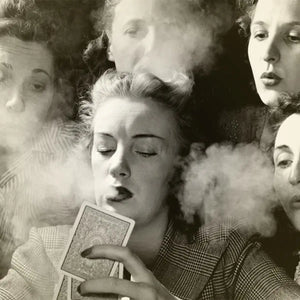 Cherigan - Fleurs de Tabac zeigt eine Gruppe Frauen aus den 1930er Jahren mit rauchiger, geheimnisvoller Stimmung beim Kartenspiel