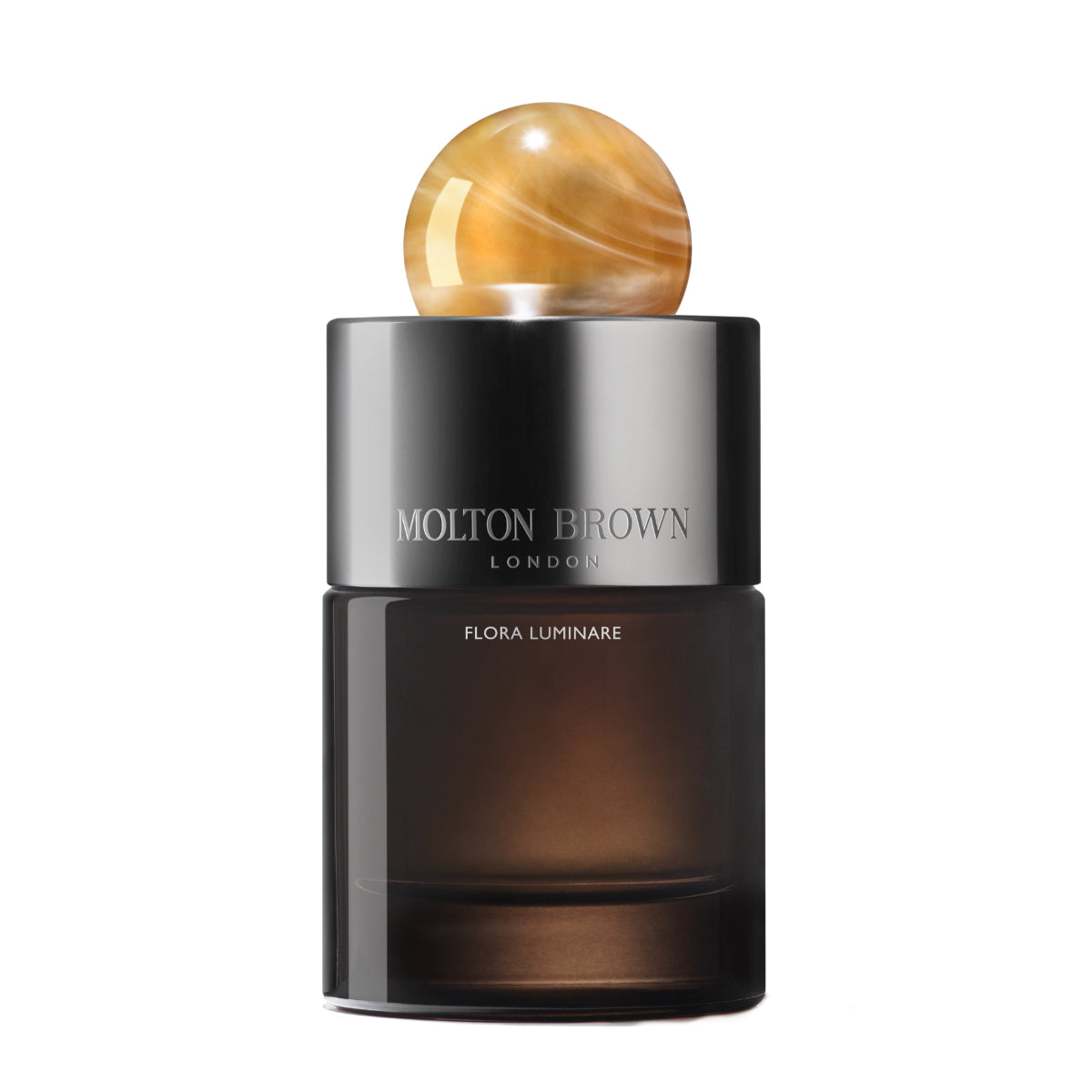 Molton Brown - Flora Luminare Parfumflakon mit dunklem Glas und bernsteinfarbenem kugelförmigem Verschluss vor weißem Hintergrund