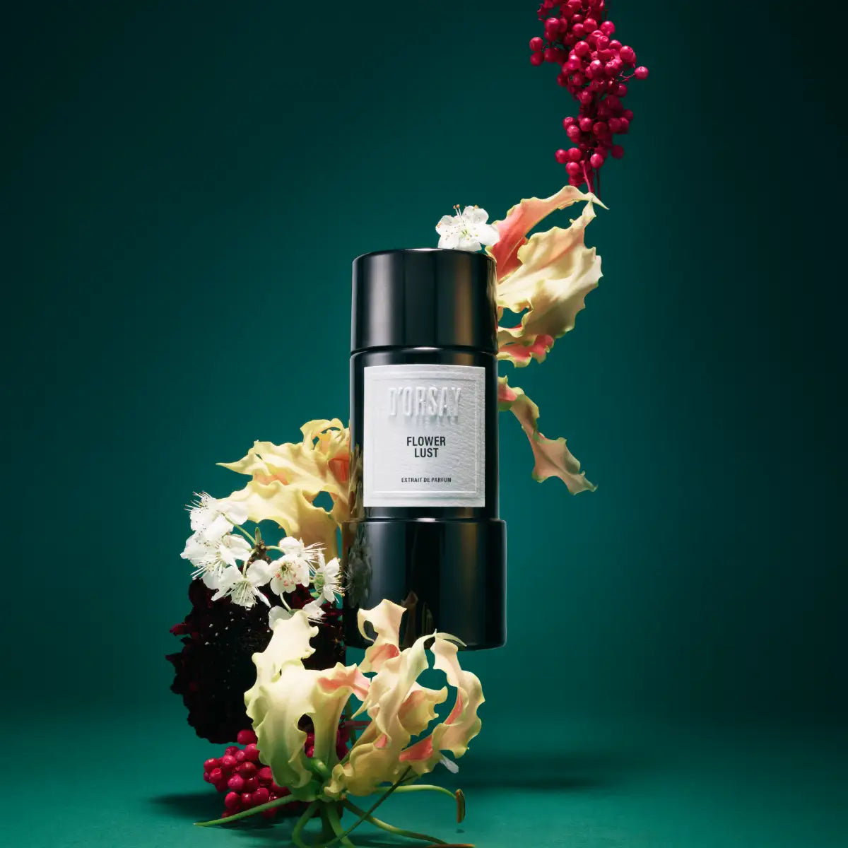 D'Orsay - Flower Lust Parfumflakon in elegantem schwarzen Design umgeben von floralen und Beeren-Elementen vor grünem Hintergrund