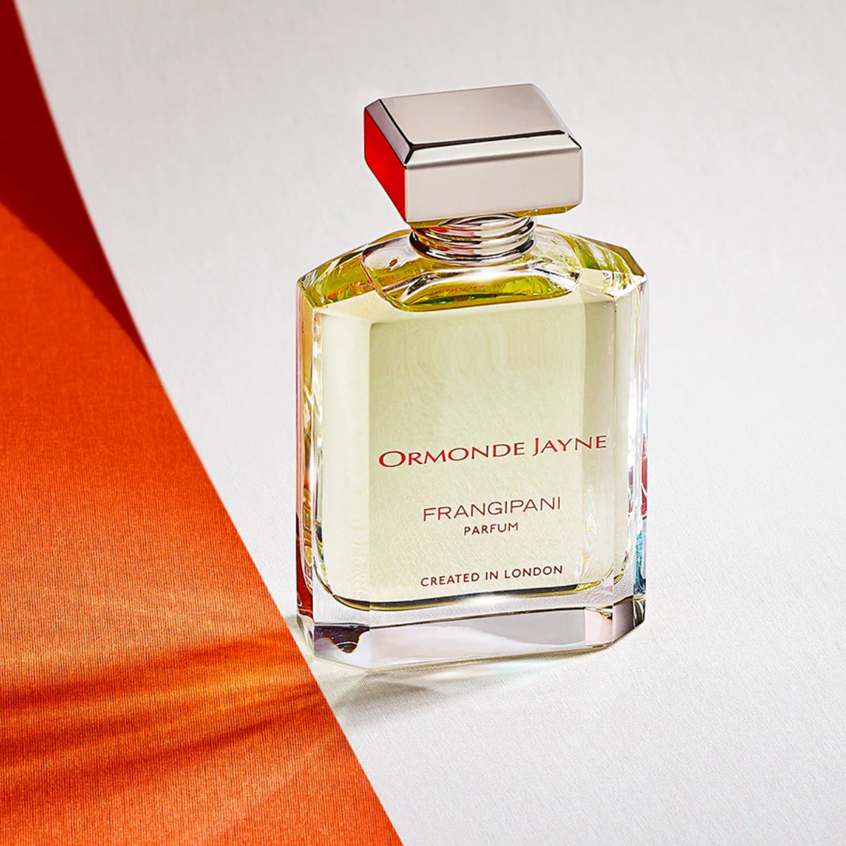 Ormonde Jayne - Frangipani Parfümflakon mit klarem Glas und hellem, sanft gelblichem Inhalt in schlichtem, elegantem Design