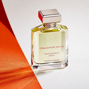 Ormonde Jayne - Frangipani Parfümflakon mit klarem Glas und hellem, sanft gelblichem Inhalt in schlichtem, elegantem Design