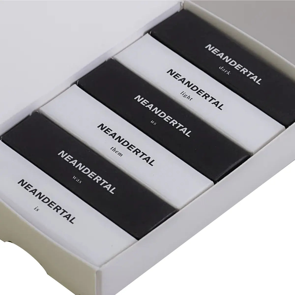 Neandertal - Discovery Set mit fünf elegant gestalteten Duftproben in Schwarz-Weiß Verpackungen in Schachtel