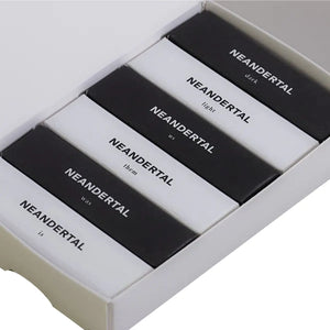 Neandertal - Discovery Set mit fünf elegant gestalteten Duftproben in Schwarz-Weiß Verpackungen in Schachtel