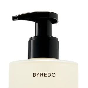 Byredo - Mojave Ghost - Body Wash mit schwarzem Pumpspender und minimalistischer weißer Flasche vor weißem Hintergrund