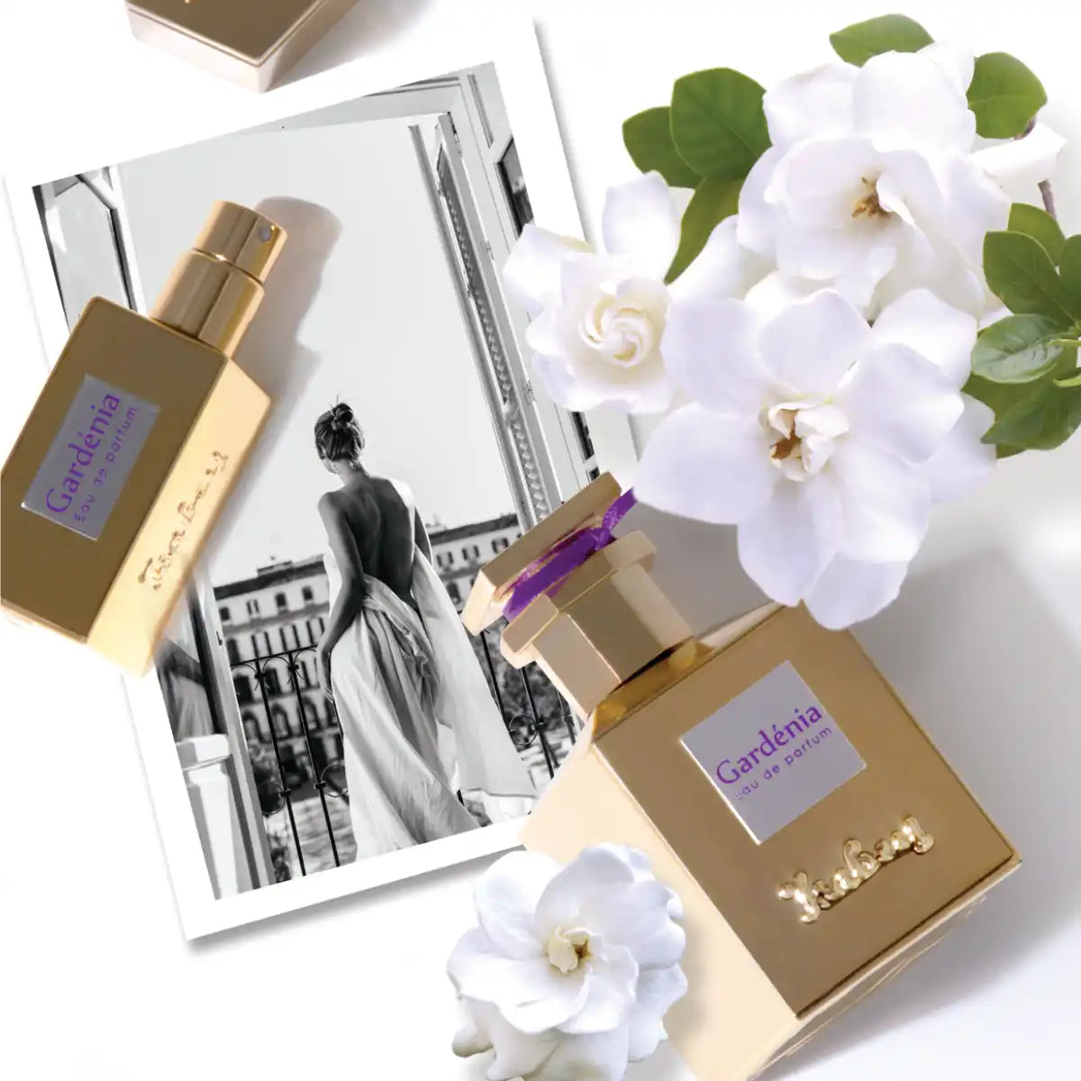 Isabey - Gardenia Parfumflakon in goldfarbenem Design mit weißen Gardenien und elegantem Foto vor weißem Hintergrund