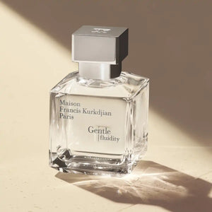 Maison Francis Kurkdjian Paris - Gentle fluidity Silver transparenter Flakon mit silbernem Verschluss vor beigem Hintergrund