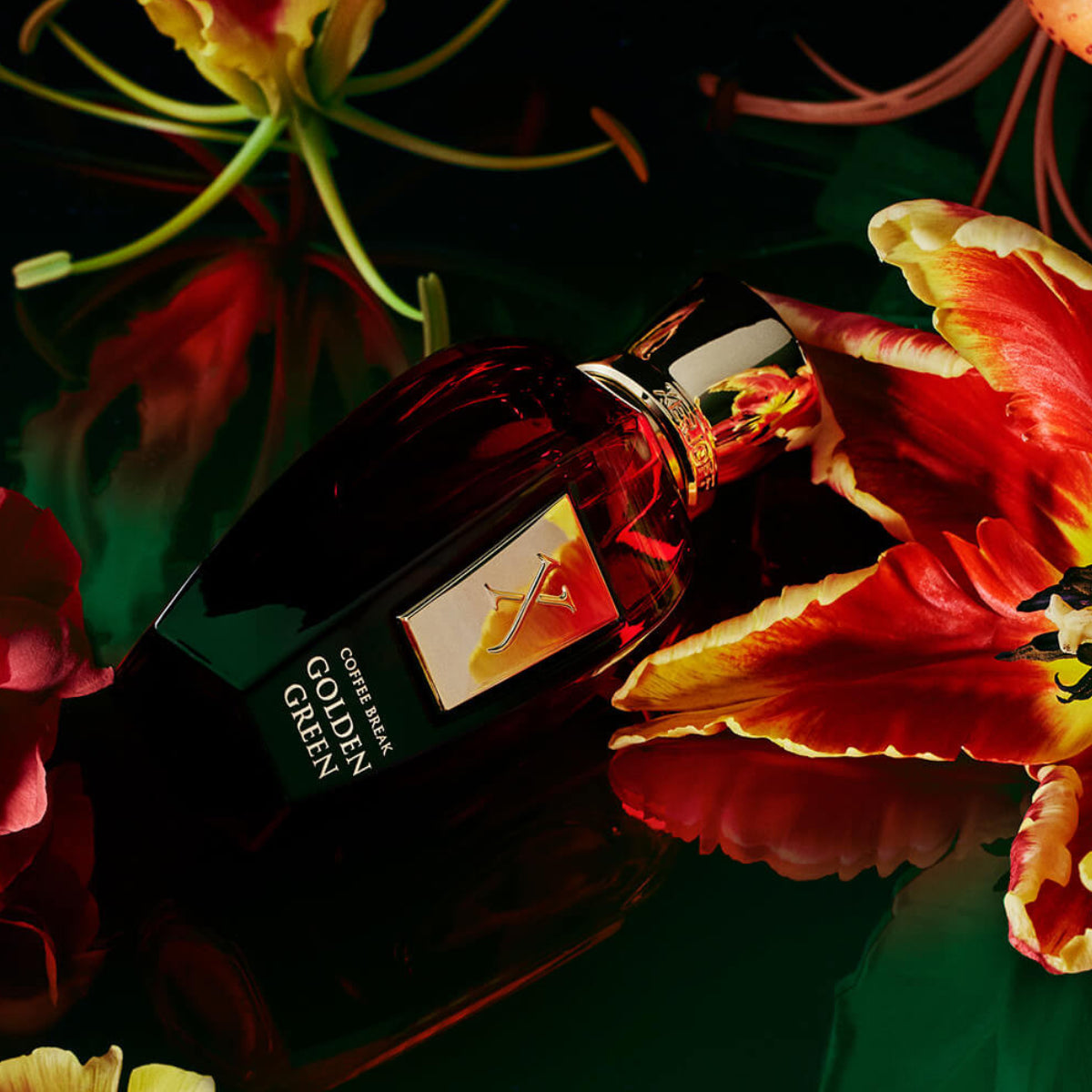 Xerjoff - Coffee Break - Golden Green Parfumflakon in tiefrotem Glas umgeben von leuchtenden Blumen auf dunklem Hintergrund