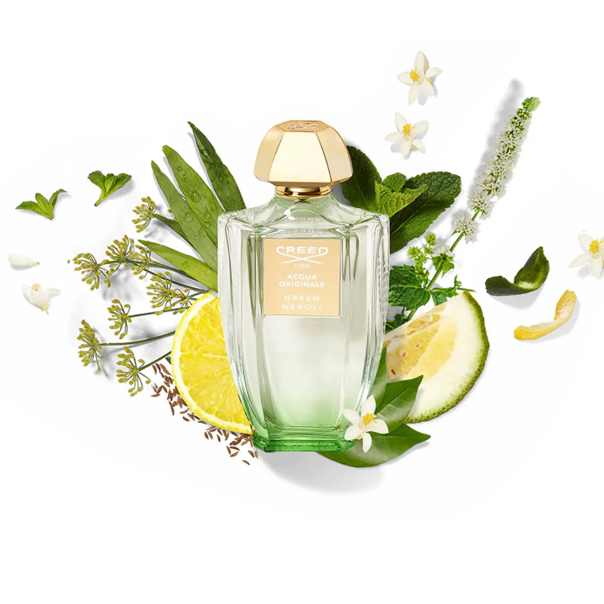 Creed - Acqua Originale - Green Neroli Flakon mit grünlichem Glas und goldfarbenem Verschluss umgeben von Früchten und Blüten