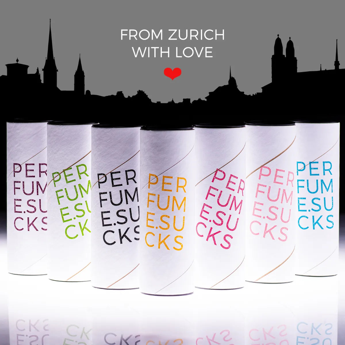 PERFUME.SUCKS - Purple 222C Flakon mit violetter Schrift in einer Reihe verschiedener bunter Parfumflakons auf weißem Hintergrund