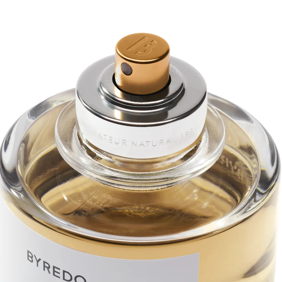 Byredo - Gypsy Water - Absolu de Parfum, Nahaufnahme des Sprühkopfs mit goldfarbenem Akzent auf klarem Glasflakon